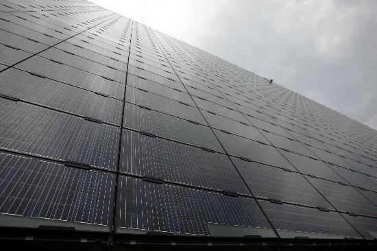 组图:中国最大太阳能发电幕墙现身无锡
